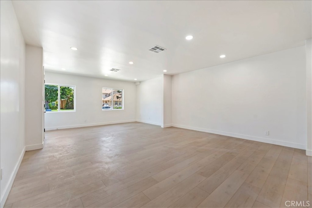 3011 5th Los Angeles, CA 90018 - Photo 14 of 44 an empty room with a window