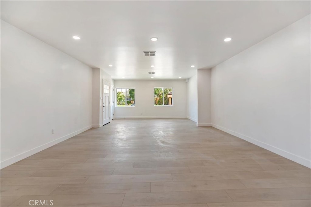 3011 5th Los Angeles, CA 90018 - Photo 15 of 44 an empty room with a window