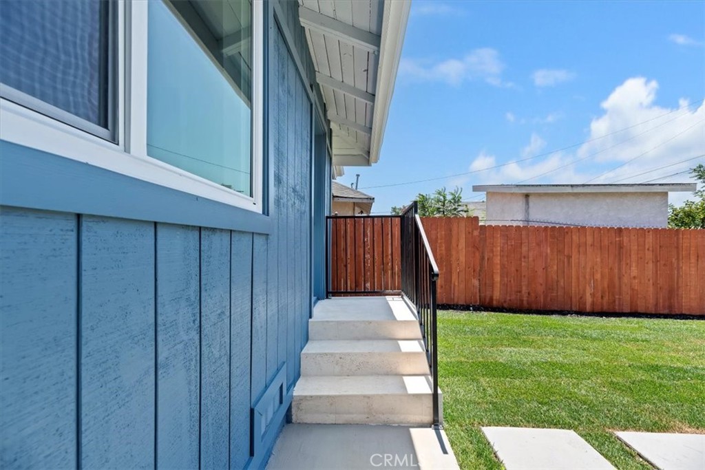 3011 5th Los Angeles, CA 90018 - Photo 38 of 44 a view of a pathway of a house with backyard