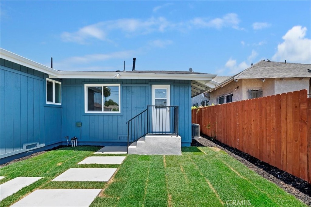 3011 5th Los Angeles, CA 90018 - Photo 39 of 44 a front view of a house with garden