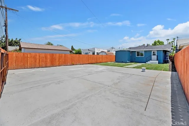 a view of a backyard