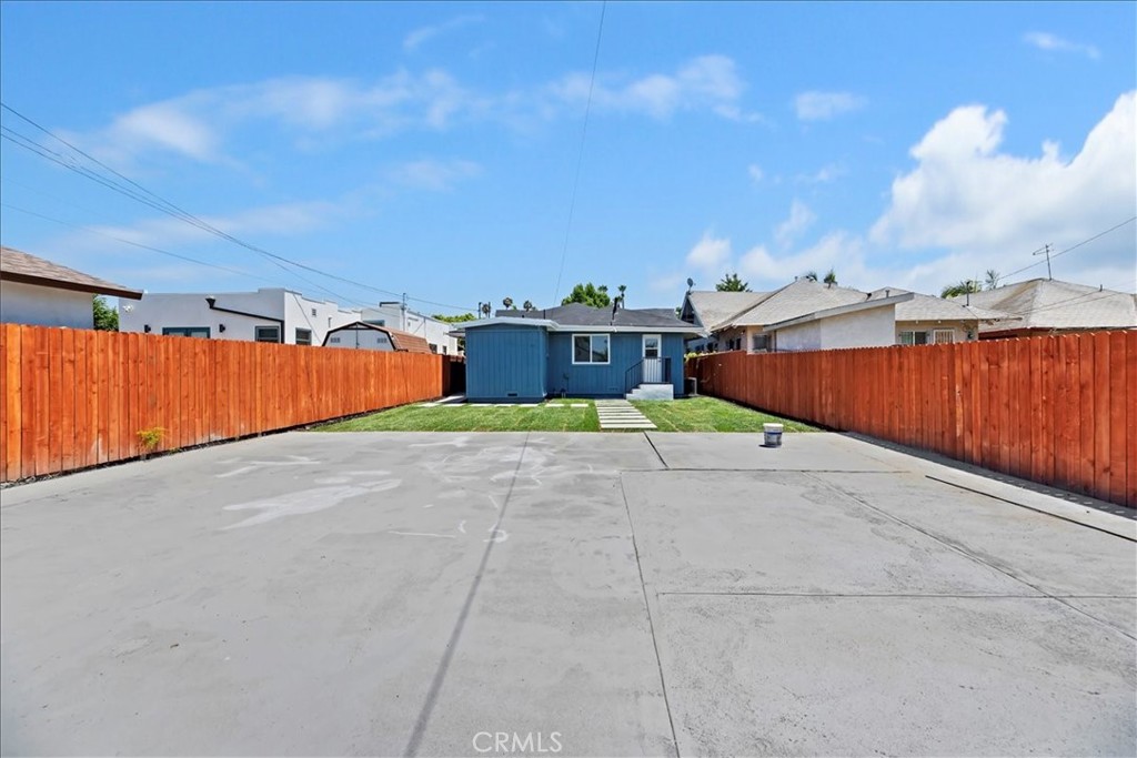 3011 5th Los Angeles, CA 90018 - Photo 43 of 44 a view of a backyard