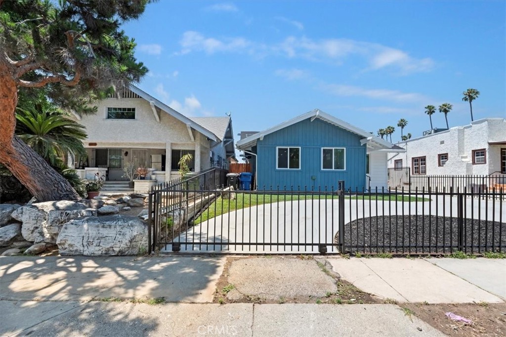 3011 5th Los Angeles, CA 90018 - Photo 5 of 44 a front view of a house with a garden