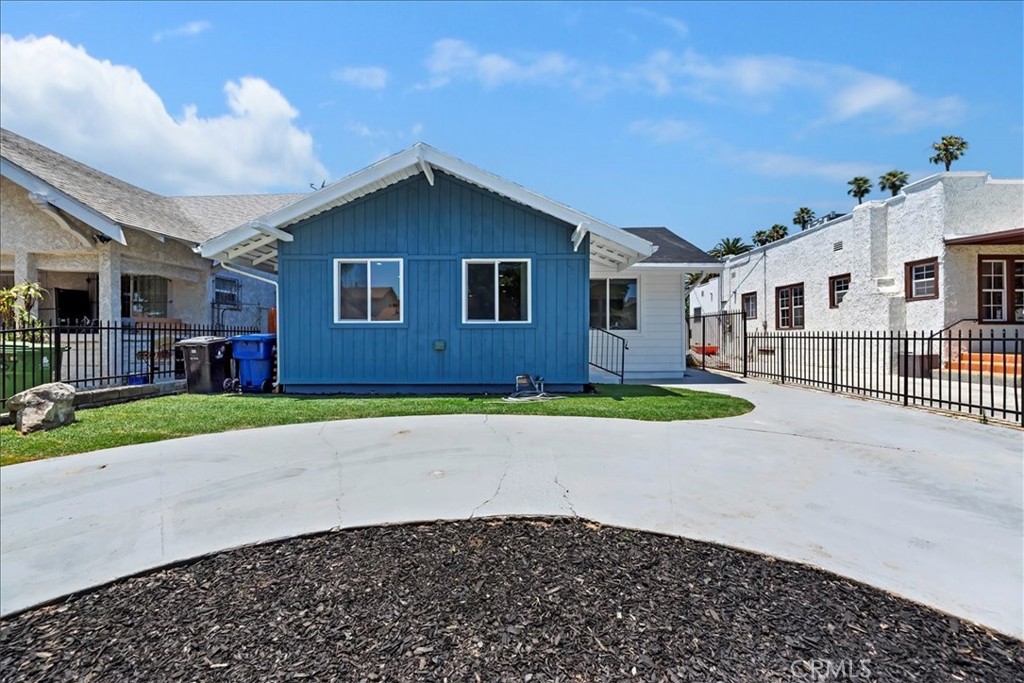 3011 5th Los Angeles, CA 90018 - Photo 6 of 44 a front view of a house with a yard