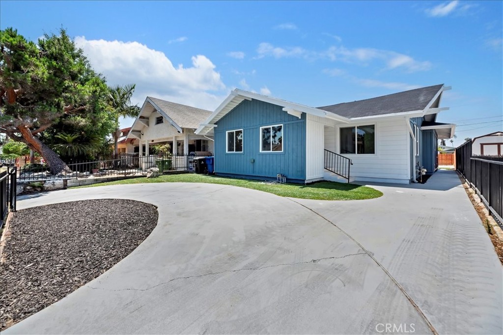 3011 5th Los Angeles, CA 90018 - Photo 7 of 44 a house view with swimming pool in front of it