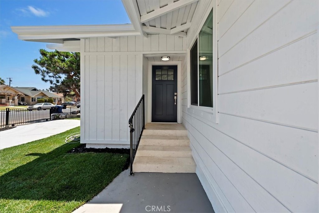 3011 5th Los Angeles, CA 90018 - Photo 8 of 44 a view of a pathway of a house