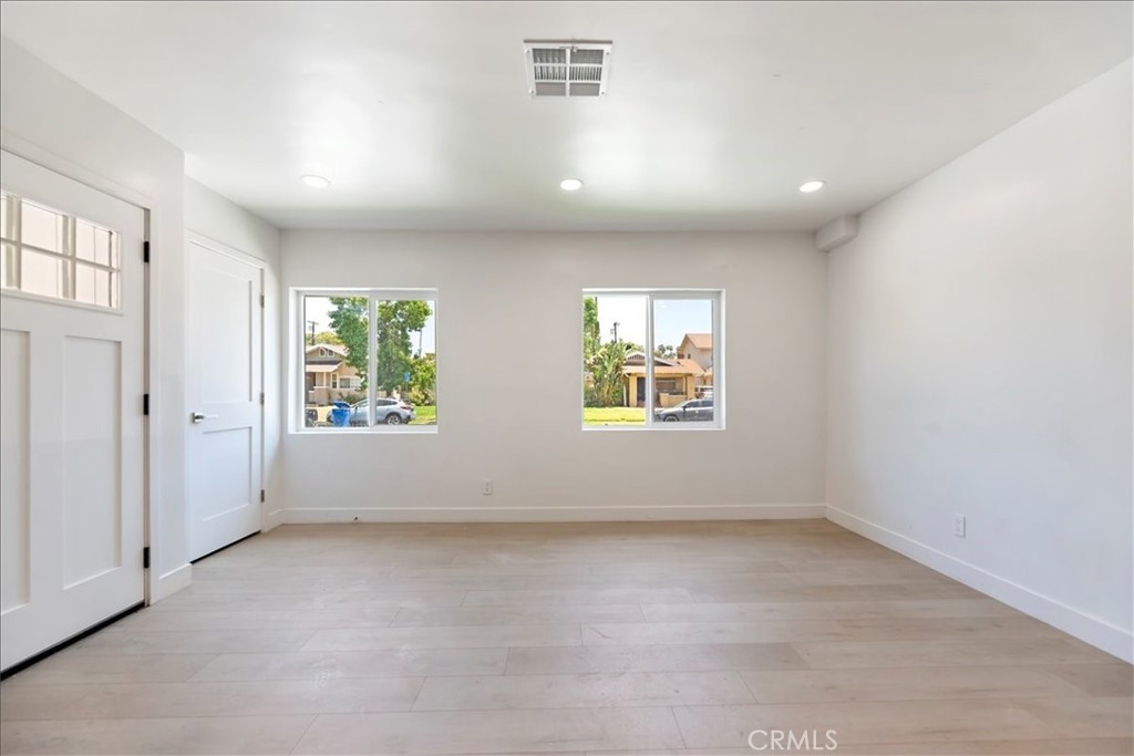 3011 5th Los Angeles, CA 90018 - Photo 10 of 44 an empty room with windows