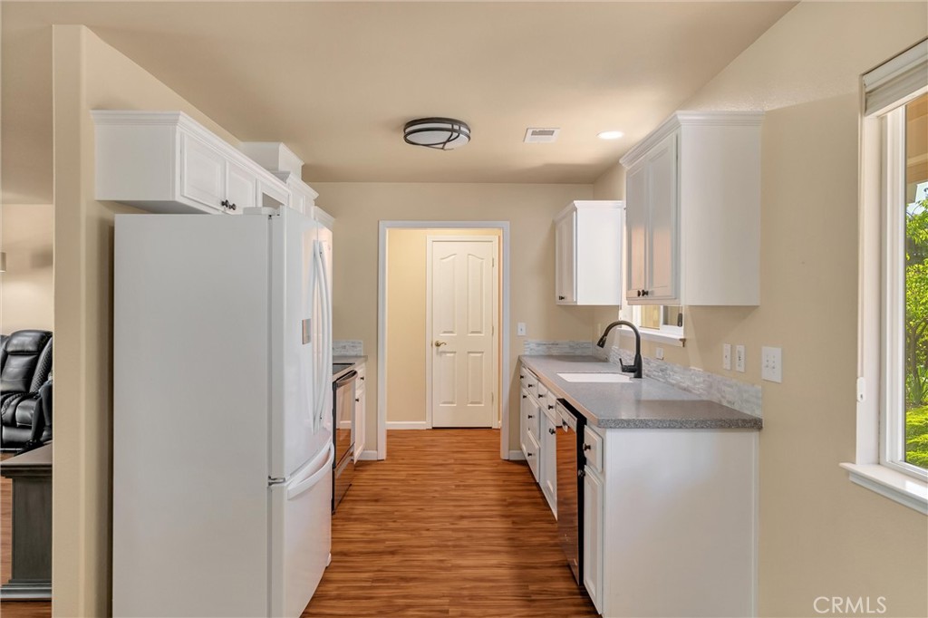 1394 Wagstaff Road Paradise, CA 95969 - Photo 9 of 46 a en suite bathroom with a granite countertop sink and a mirror