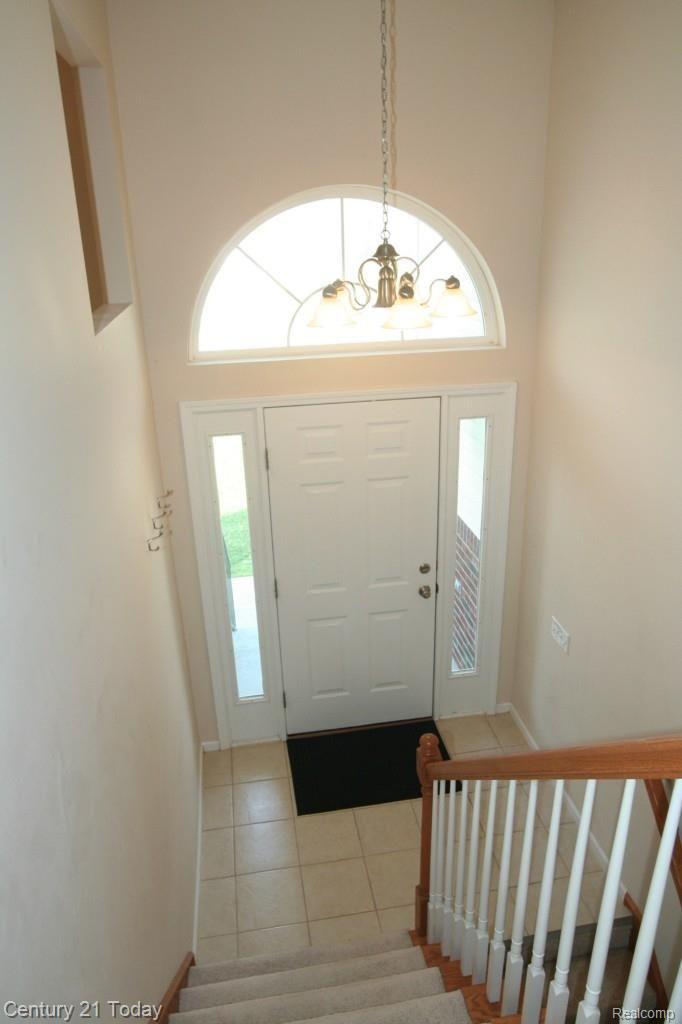 3669 Crooks Road Rochester, MI 48309 - Photo 4 of 36 LIGHT AND BRIGHT ENTRYWAY