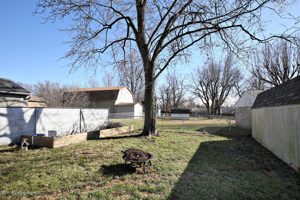 9505 Maple Road Louisville, KY 40229 - Photo 29 of 30 The pets and kids playground