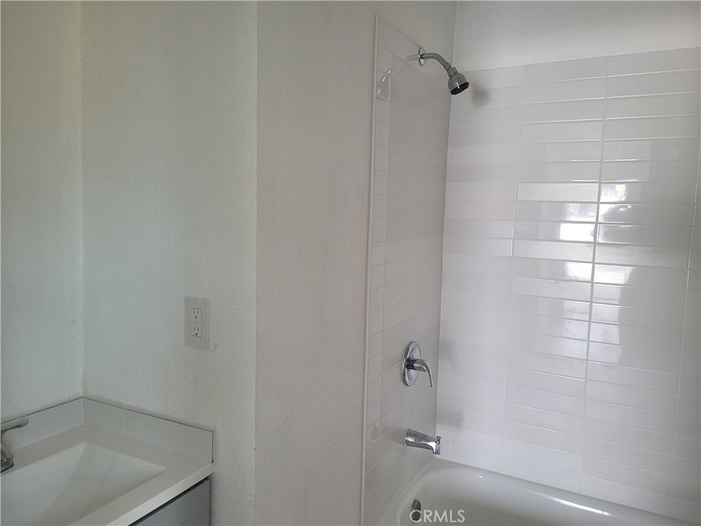 4738 Trebor Road Riverside, CA 92503 - Photo 6 of 10 a bathroom with a bathtub