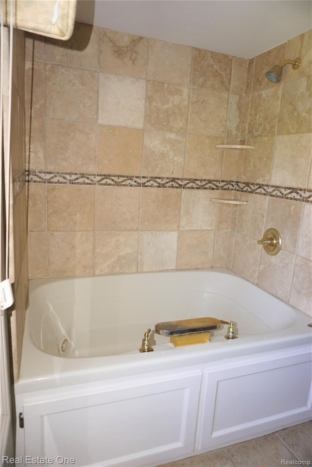1102 Hackberry Circle Rochester, MI 48309 - Photo 28 of 35 DSC01048 (2).JPG