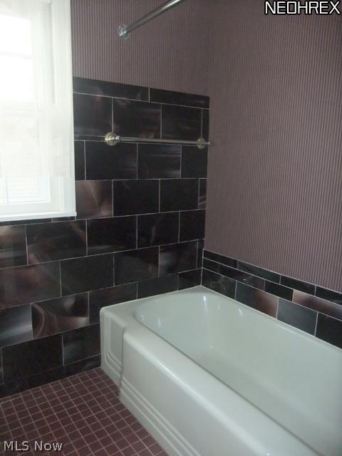 60 Sand Run Road Akron, OH 44313 - Photo 15 of 24 ...and a bathtub!