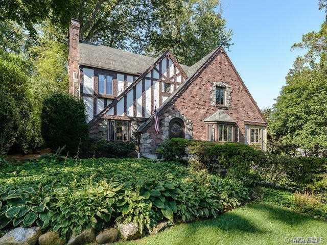15 Crowntop Road Manhasset, NY 11030 - Photo 1 of 1