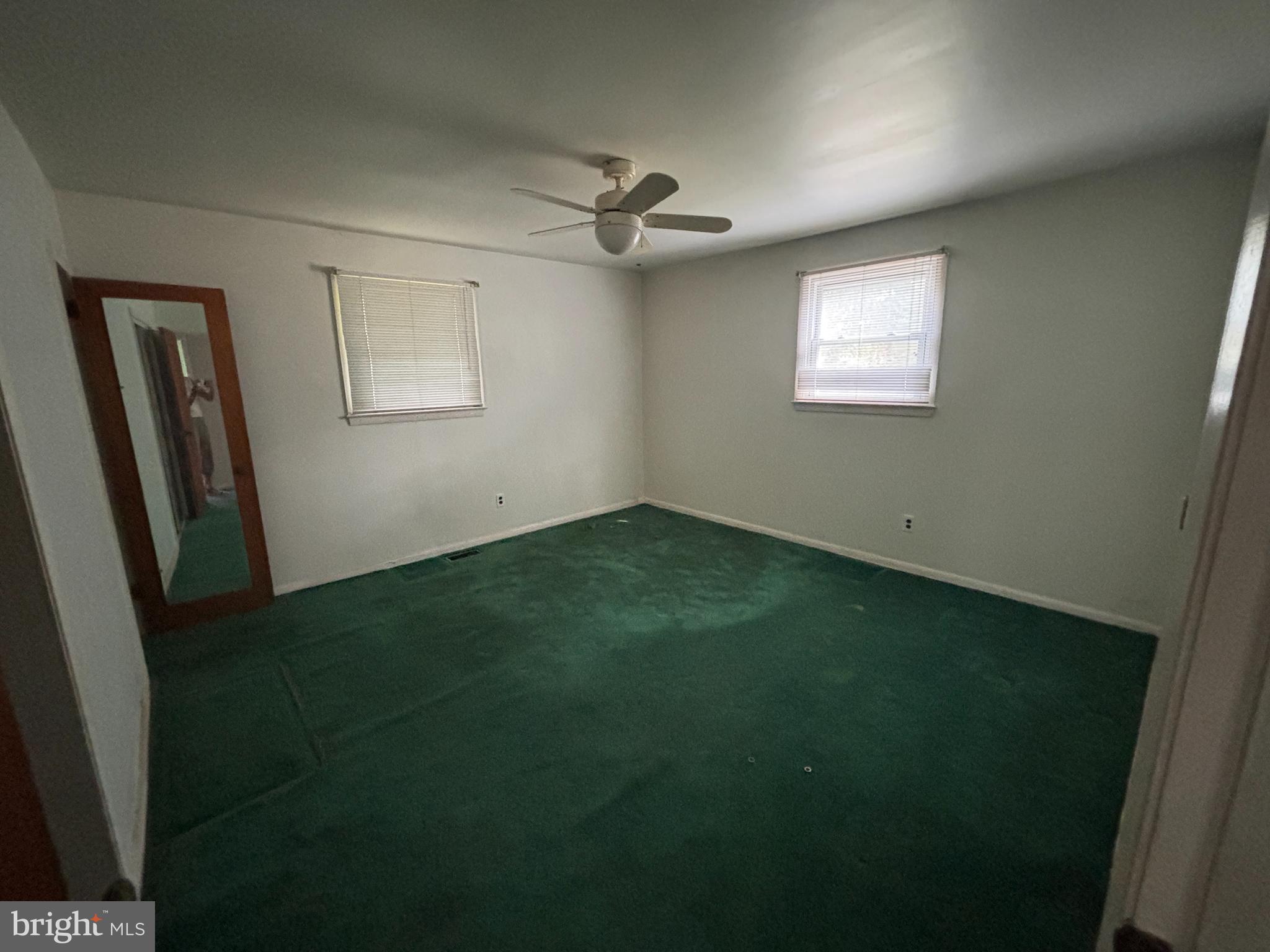 423 Park Boulevard Moorestown, NJ 08057 - Photo 11 of 24 an empty room with a window
