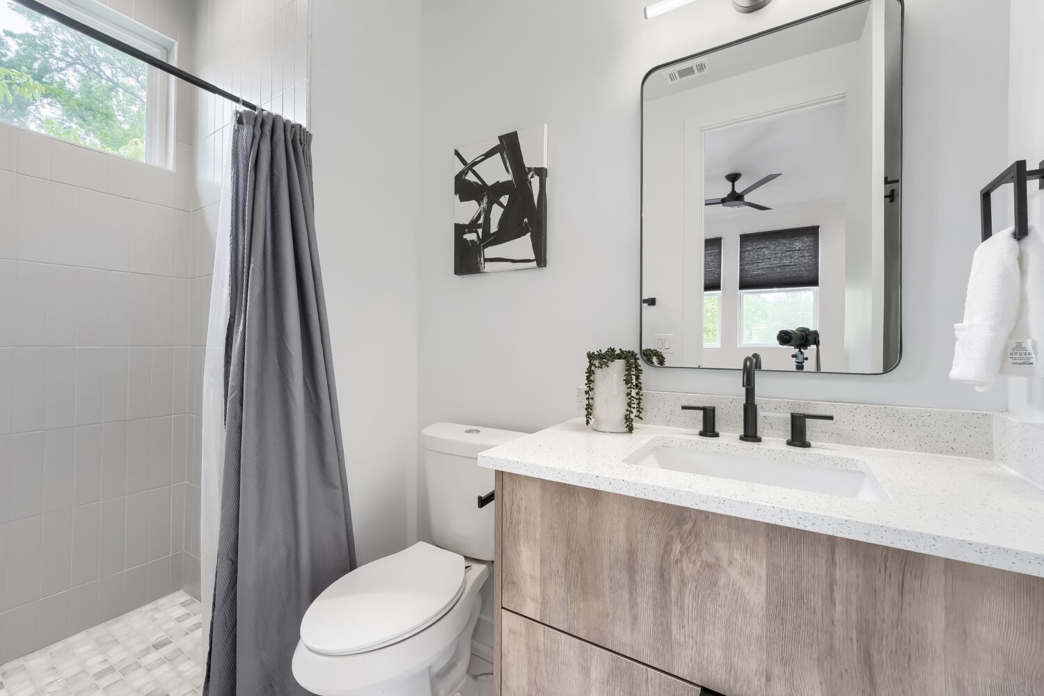 4805 Sara Drive Austin, TX 78721 - Photo 20 of 28 a bathroom with a toilet a sink and mirror