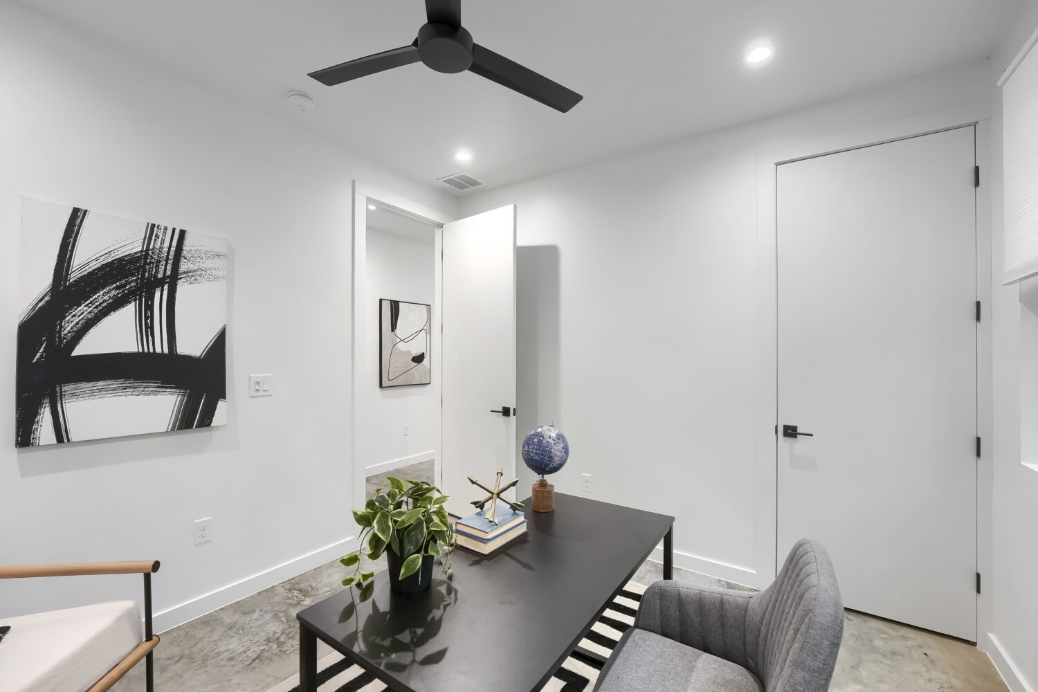 4805 Sara Drive Austin, TX 78721 - Photo 22 of 28 a living room with furniture and a potted plant