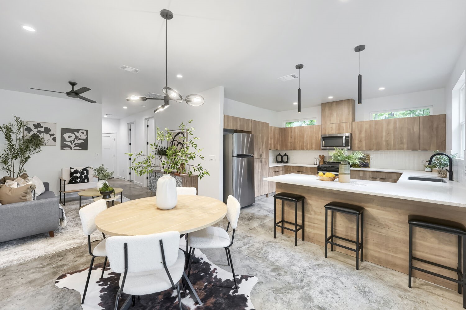 4805 Sara Drive Austin, TX 78721 - Photo 7 of 28 a kitchen that has a table and chairs in it