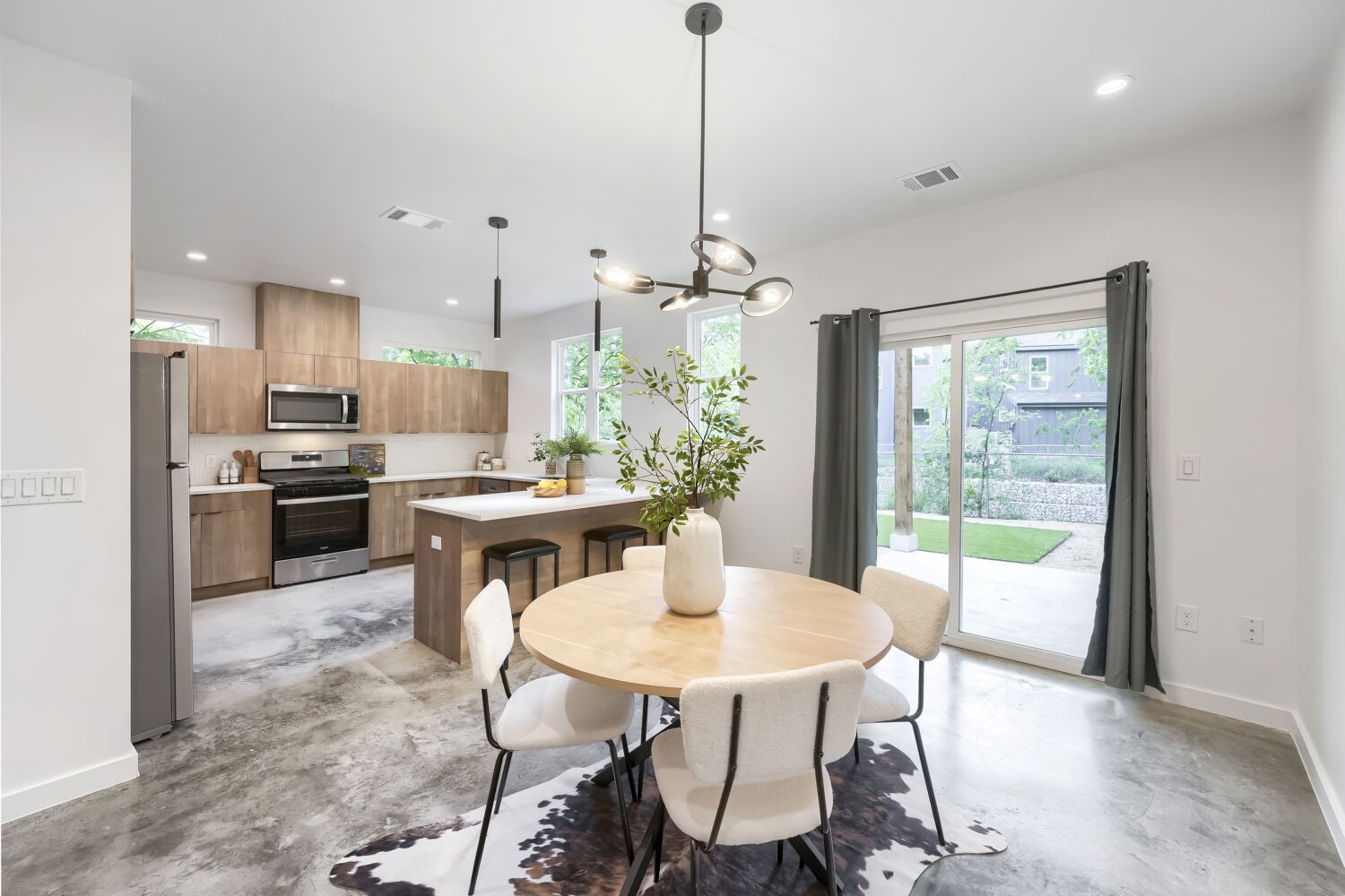 4805 Sara Drive Austin, TX 78721 - Photo 8 of 28 a kitchen with kitchen island a table and chairs in it