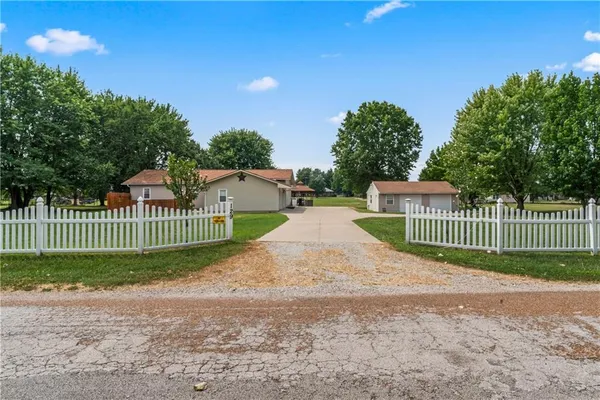 $320,000 | 129 Northwest 251 Road, Clinton, MO 64735