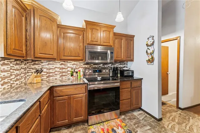 $325,000 | 129 Northwest 251 Road, Clinton, MO 64735