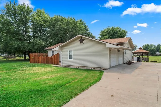 $325,000 | 129 Northwest 251 Road, Clinton, MO 64735