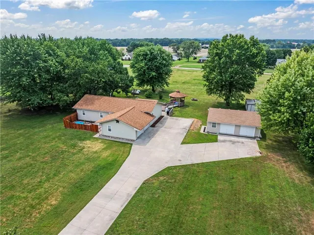 $325,000 | 129 Northwest 251 Road, Clinton, MO 64735