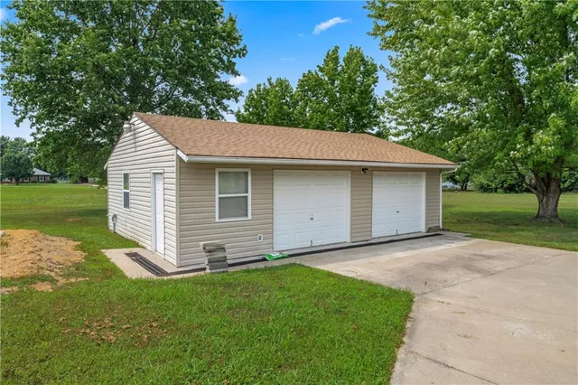 $325,000 | 129 Northwest 251 Road, Clinton, MO 64735