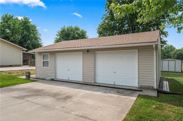 $325,000 | 129 Northwest 251 Road, Clinton, MO 64735
