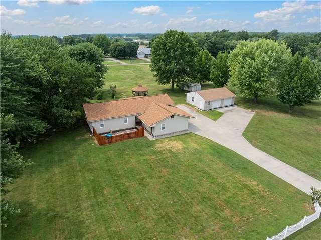 $325,000 | 129 Northwest 251 Road, Clinton, MO 64735