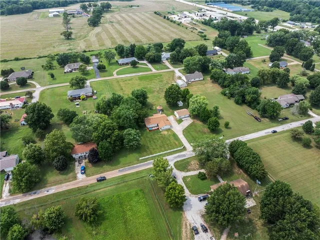 $325,000 | 129 Northwest 251 Road, Clinton, MO 64735