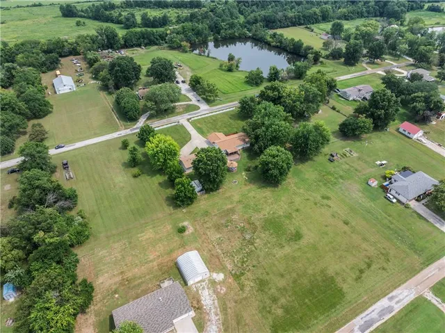 $325,000 | 129 Northwest 251 Road, Clinton, MO 64735