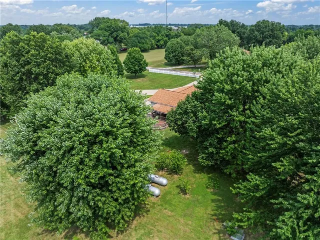 $325,000 | 129 Northwest 251 Road, Clinton, MO 64735