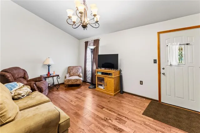 $325,000 | 129 Northwest 251 Road, Clinton, MO 64735