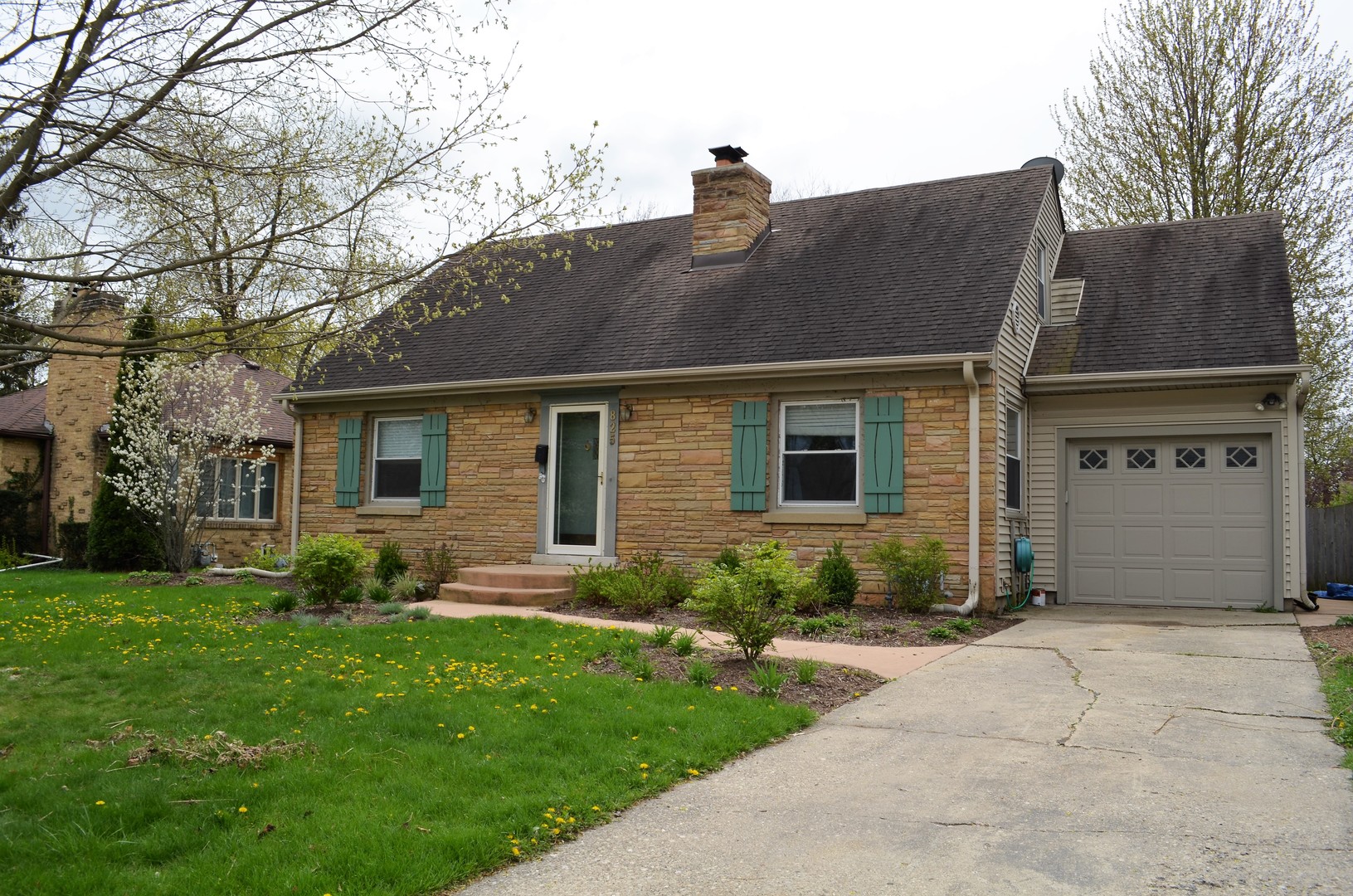 825 Oak Street Elgin, IL 60123 - Photo 2 of 17 a front view of a house with garden