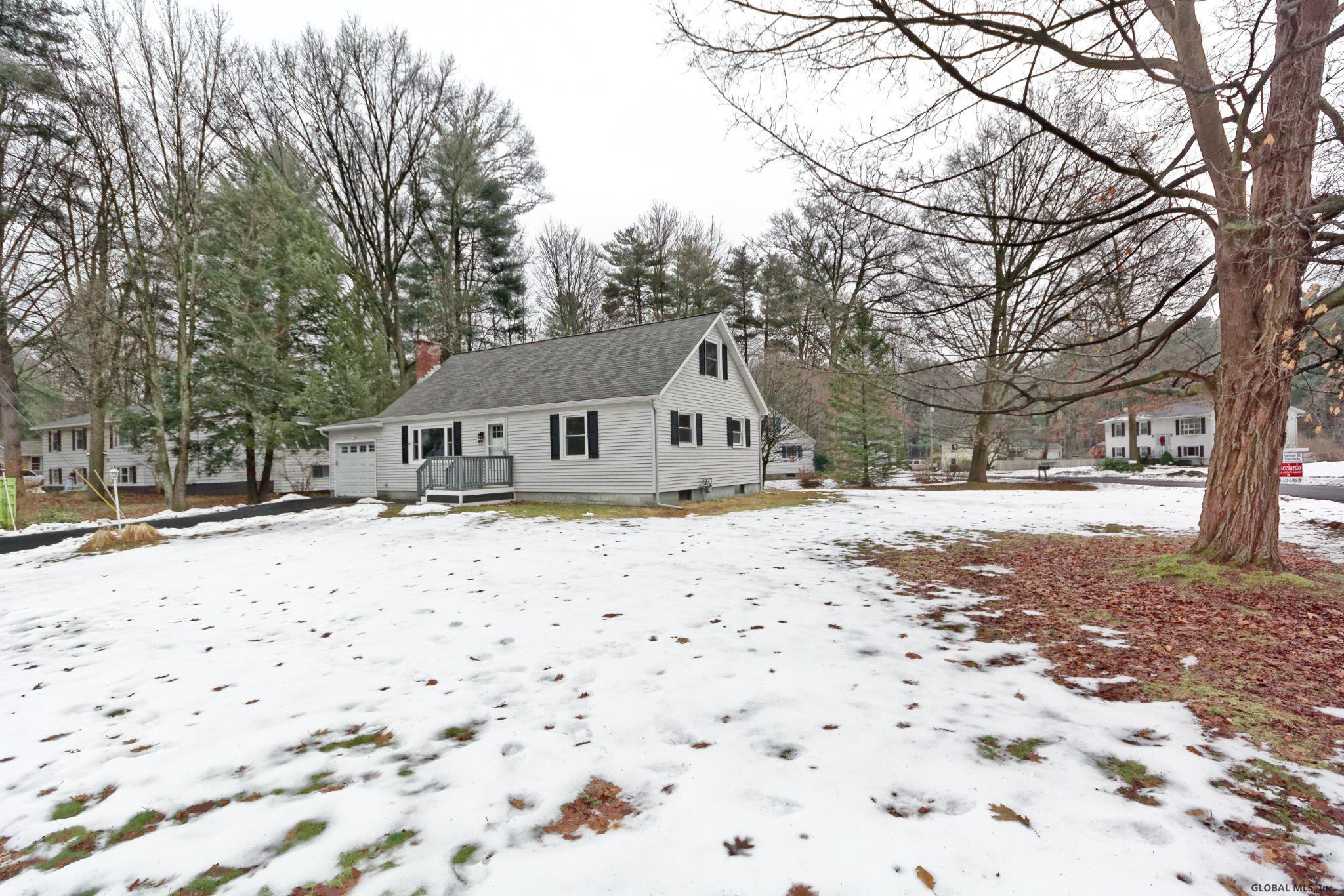 23 New Castle Road Halfmoon, NY 12065 - Photo 5 of 38 Photo 5