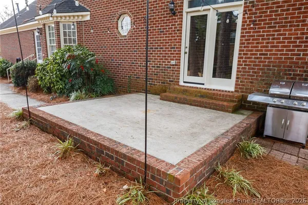 a view of a house with backyard and porch