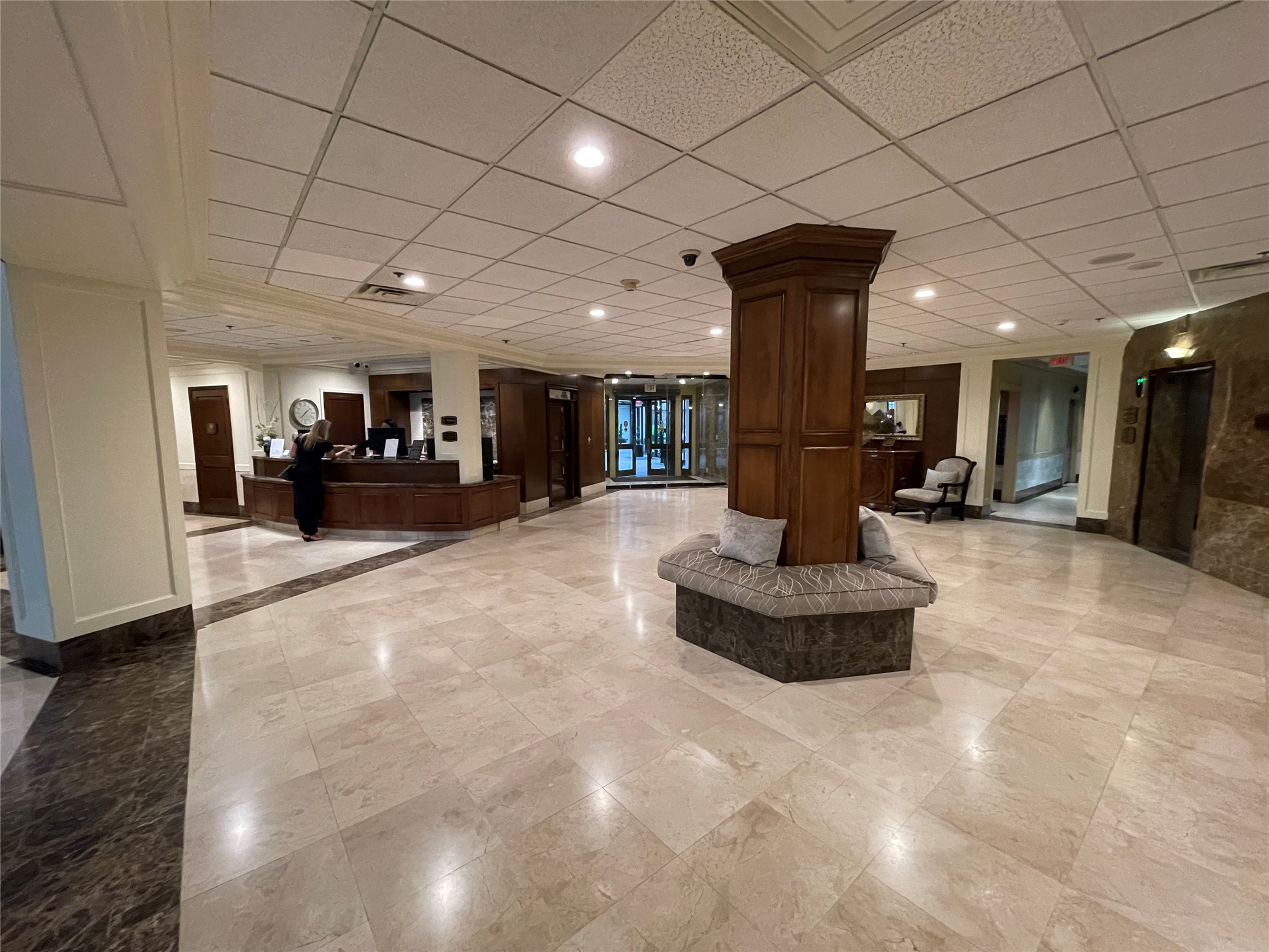 3525 Sage Road, Unit 1401 Houston, TX 77056 - Photo 11 of 22 a lobby with furniture and kitchen view