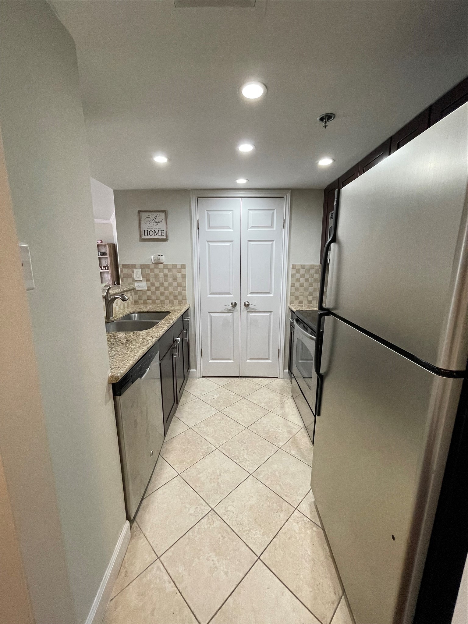 3525 Sage Road, Unit 1401 Houston, TX 77056 - Photo 14 of 22 a kitchen with refrigerator and cabinets