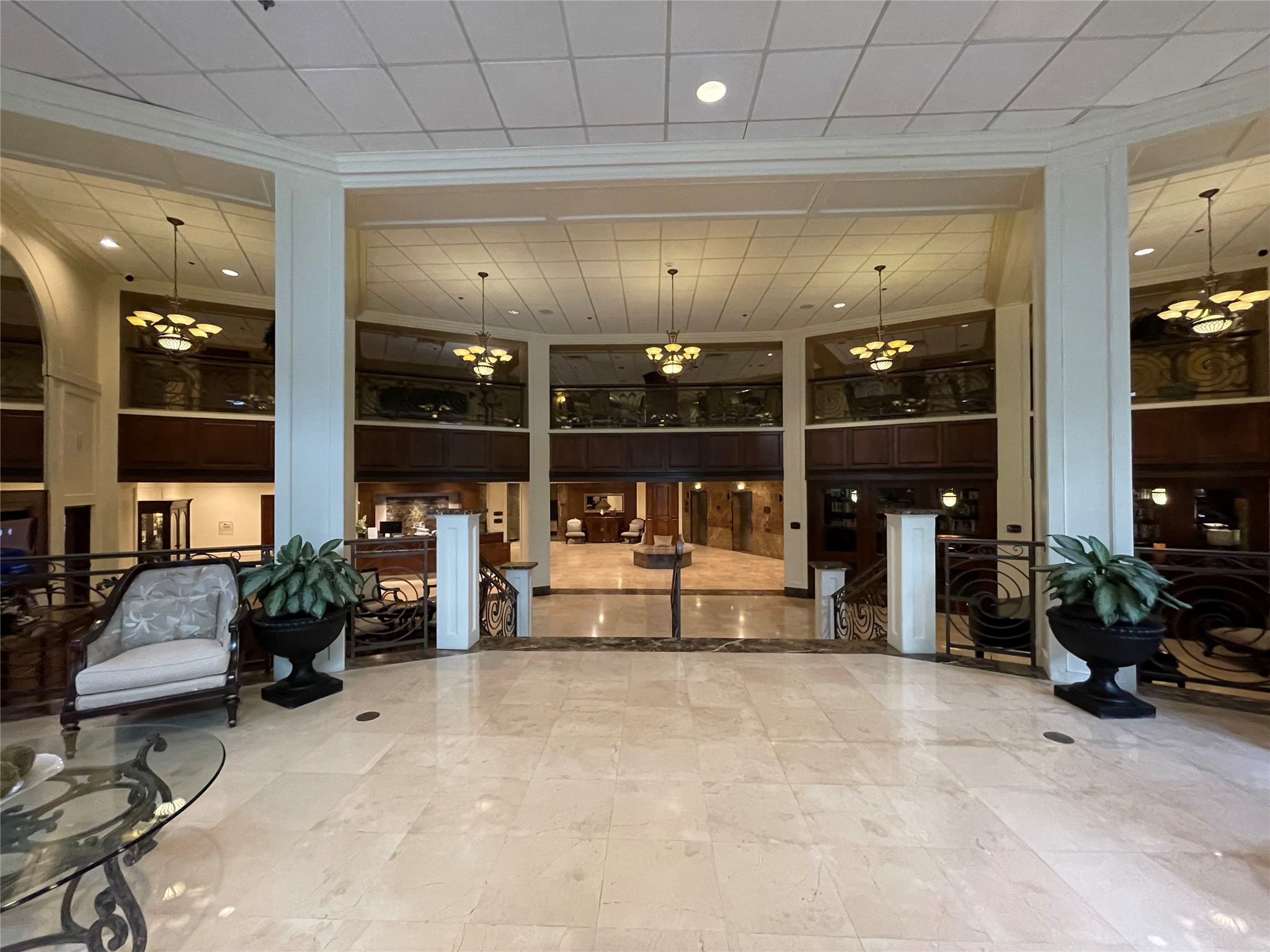 3525 Sage Road, Unit 1401 Houston, TX 77056 - Photo 3 of 22 a living room with furniture