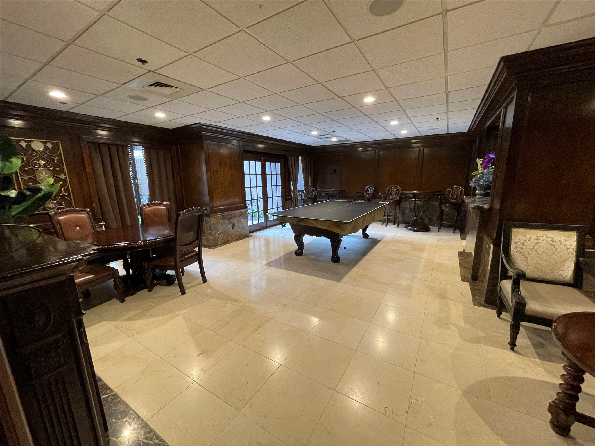 3525 Sage Road, Unit 1401 Houston, TX 77056 - Photo 4 of 22 a view of a room with gym equipment