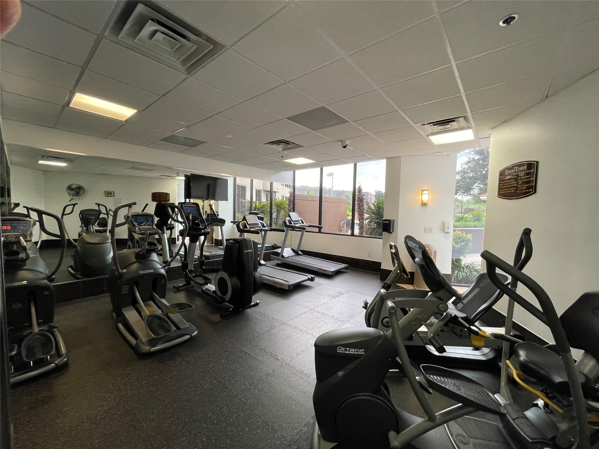 3525 Sage Road, Unit 1401 Houston, TX 77056 - Photo 5 of 22 a view of a room with gym equipment