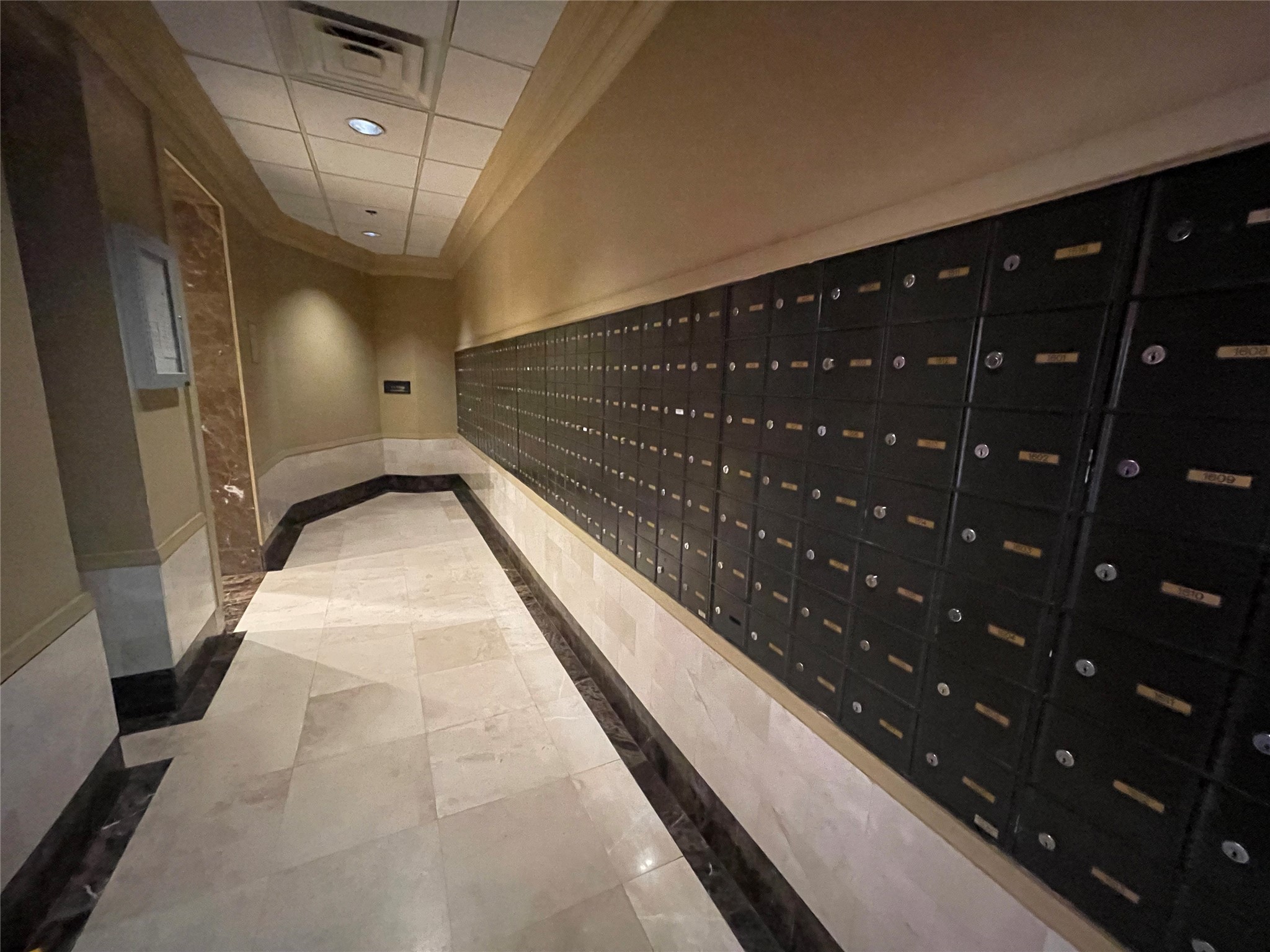 3525 Sage Road, Unit 1401 Houston, TX 77056 - Photo 9 of 22 a view of locker room