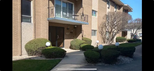 $185,000 | 10109 South Cicero Avenue, Unit 206, Oak Lawn, IL 60453
