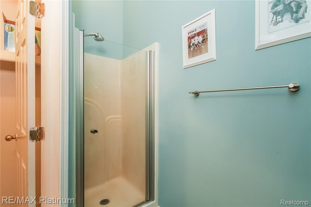 6793 Kestrel Ridge Road Brighton, MI 48116 - Photo 18 of 37 033-Master_Bathroom-2502229-medium.jpg