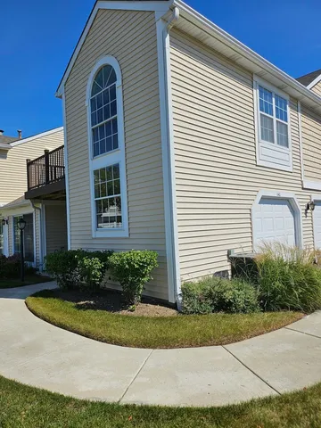 $2,400 | 640 Le Parc Circle, Buffalo Grove, IL 60089