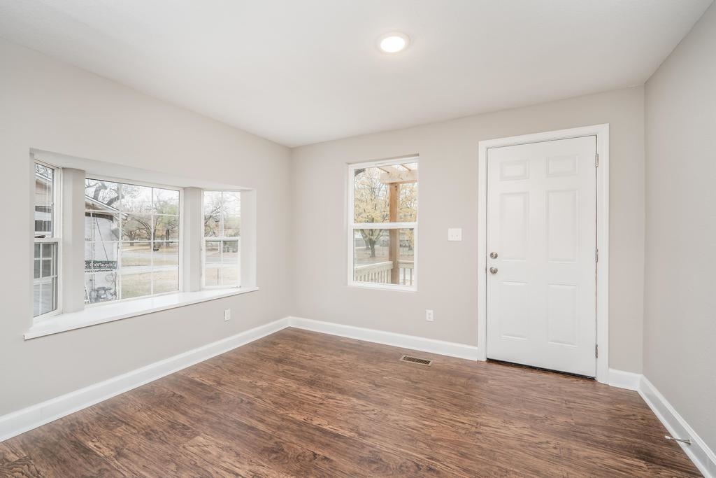 534 North Tracy Street Wichita, KS 67212 - Photo 7 of 36