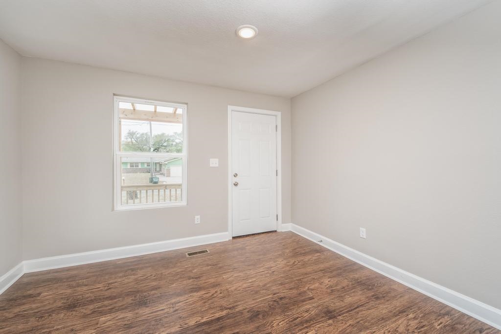 534 North Tracy Street Wichita, KS 67212 - Photo 8 of 36