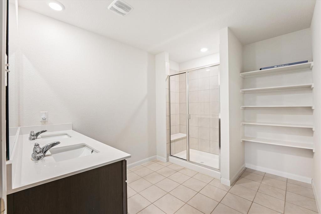 605 Spur Ridge Princeton, TX 75407 - Photo 15 of 30 a bathroom with a bathtub sink and closet