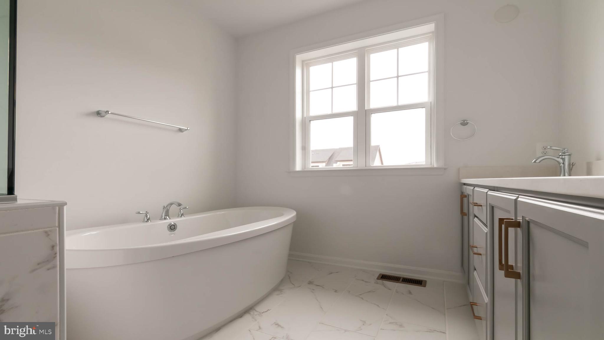 945 Holden Road Frederick, MD 21701 - Photo 8 of 25 Owner's Bath with Soak Tub